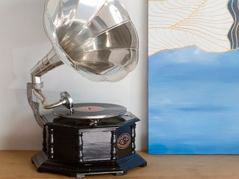 Cómo decorar con tocadiscos vintage y gramófonos -canalHOGAR